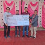 मन्त्री सुदन किरातीले खादा–माला बापत उठेको ६ लाख २६ हजार रुपैयाँ विद्यालयलाई हस्तान्तरण गरे