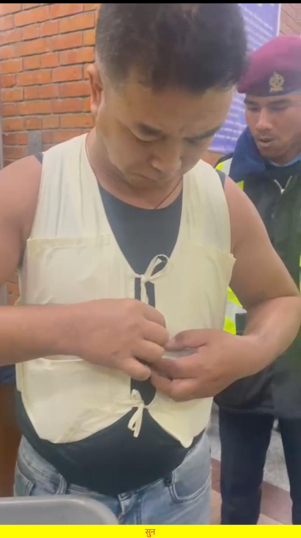 १४ किलो सुनसहित त्रिभुवन अन्तर्राष्ट्रिय विमानस्थलबाट गोरखाका चन्द्र घले पक्राउ (भिडियो सहित)